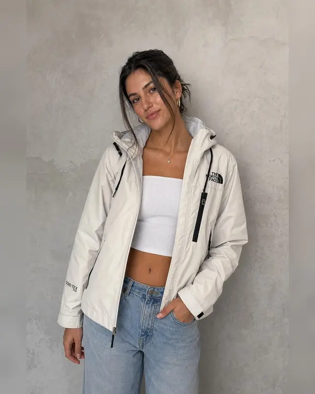 Campaña outdoor: modelo con chaqueta técnica