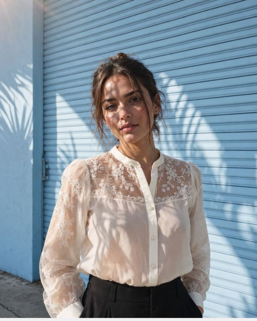 Editorial: modelo con blusa bordada y luz natural