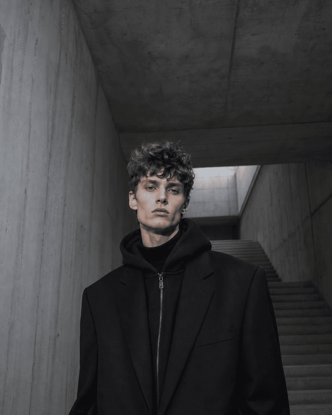 Campaña masculina en arquitectura brutalista