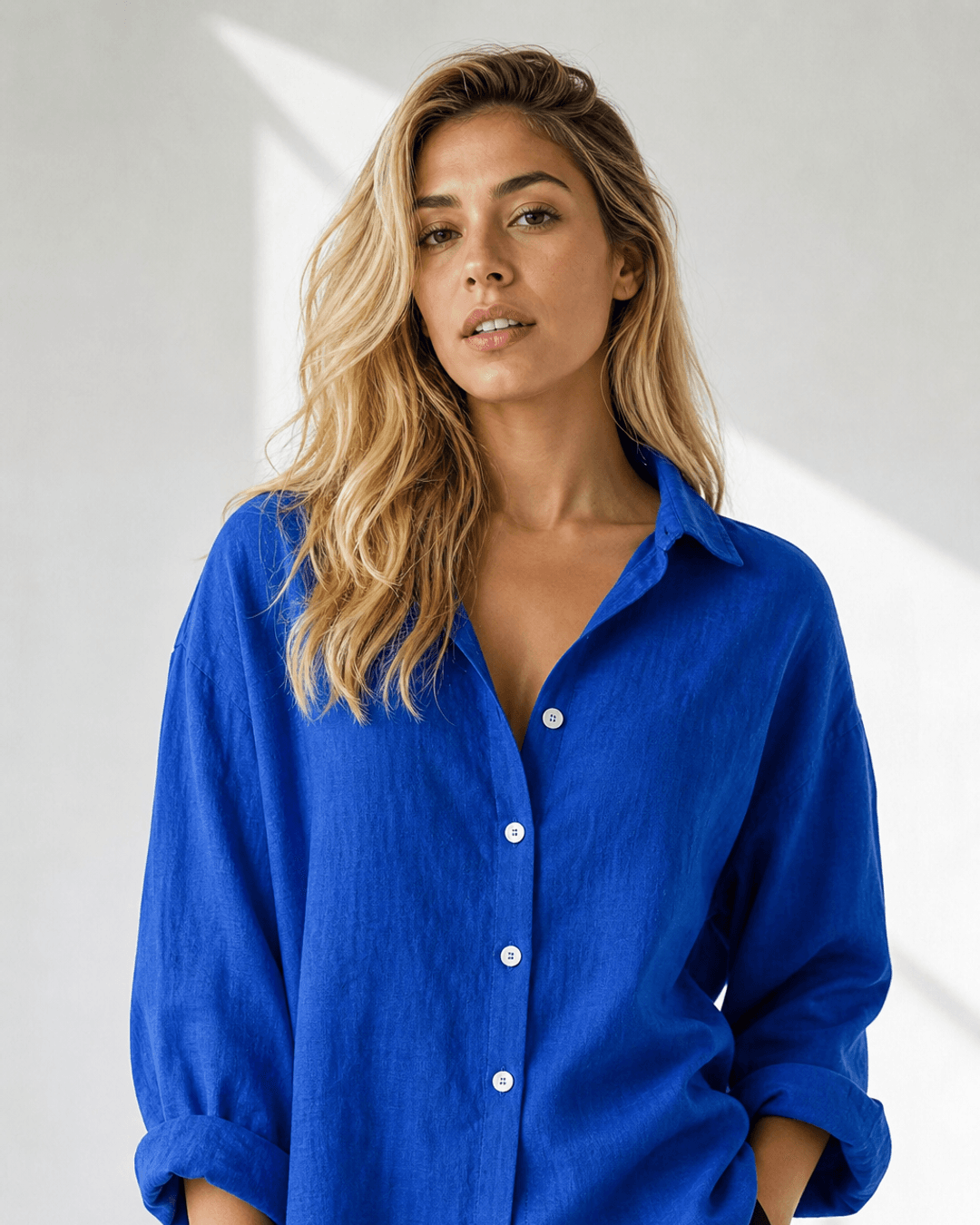 Retrato de estudio con camisa azul royal