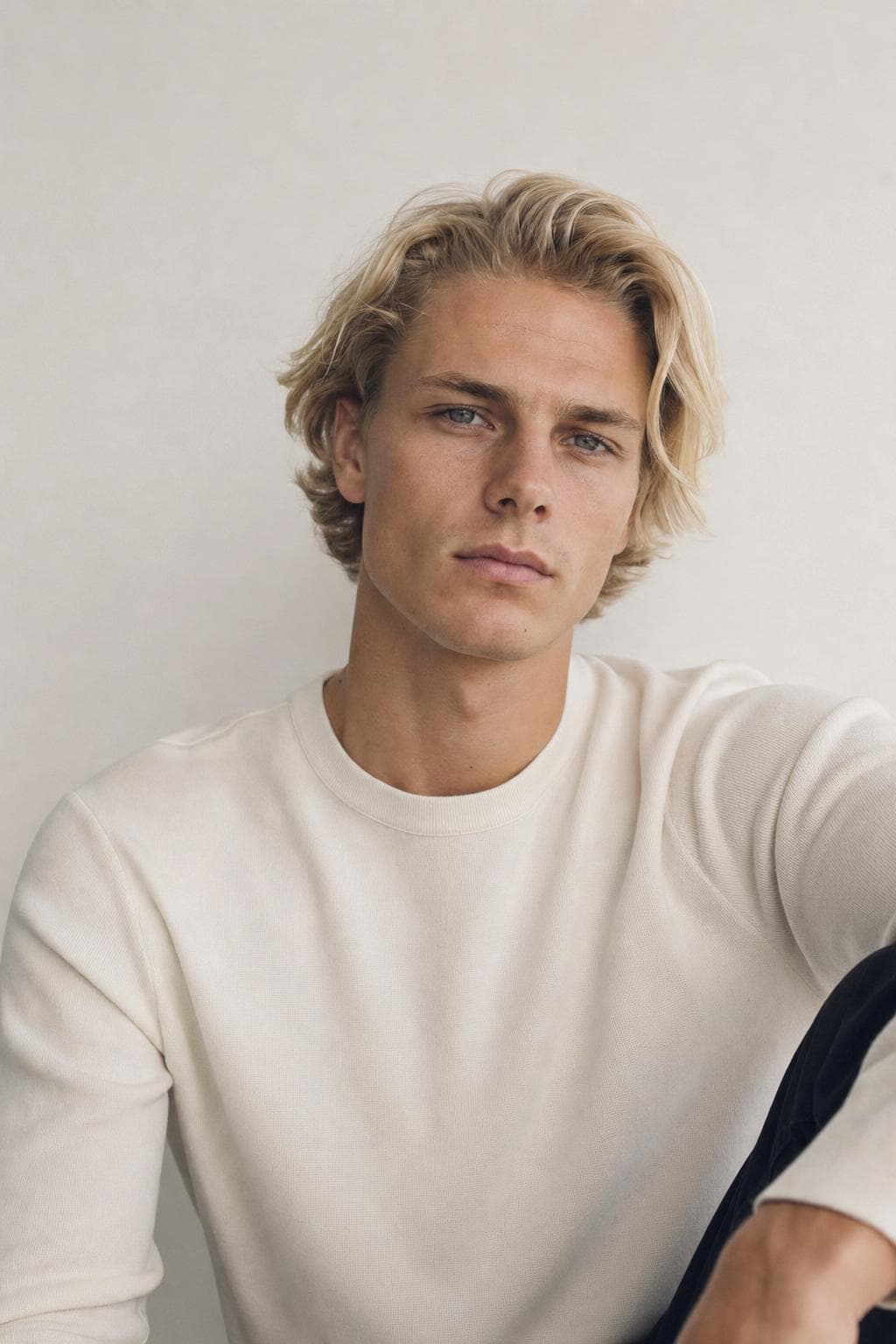 Modelo hombre rubio, look editorial