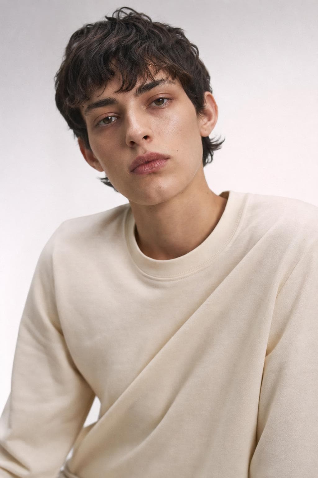 Modelo andrógino, look editorial